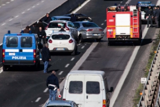 Le immagini dell'incidente sulla Ss 16 (foto Giuseppe Fanizza)